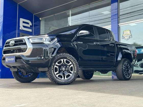 TOYOTA HILUX 2.8 D-4D TURBO DIESEL CD SRX PLUS 4X4 AUTOMÁTICO
